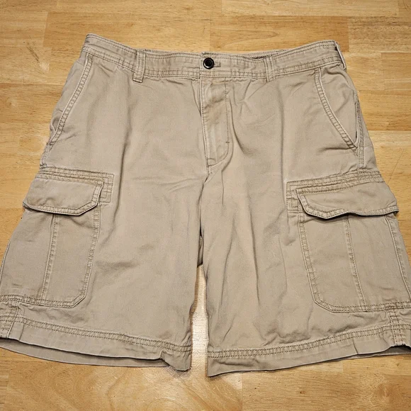 IZOD Men's Khaki Cargo Shorts, Size 32 - Picture 1 of 8